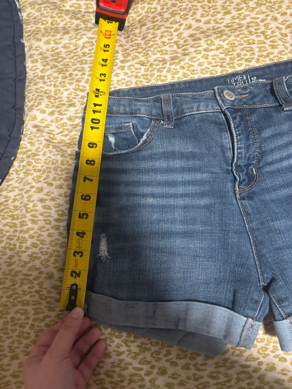 ⭐️Time and Tru Dark⭐️ Blue Rolled Hem Denim Shorts size 12 woman’s - Picture 7 of 7